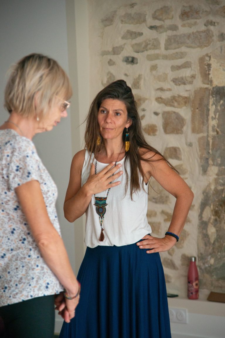 Coralie Ananda Bien etre _ therapeute constellations familiales yoga soins energetiques