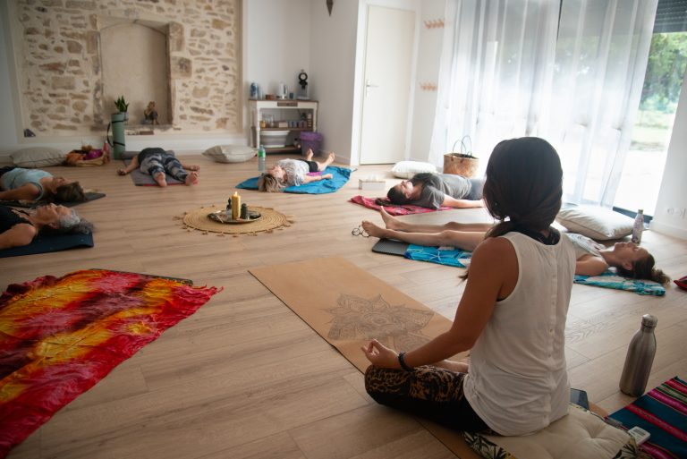 Coralie Ananda Bien etre _ therapeute constellations familiales yoga soins energetiques