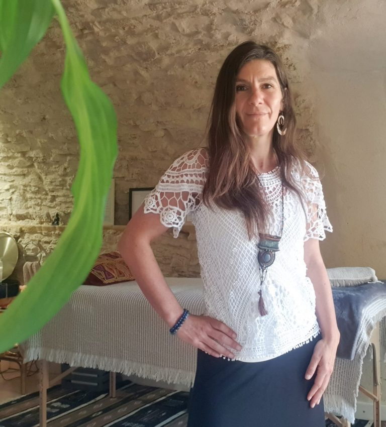 Coralie Ananda Bien etre _ therapeute constellations familiales yoga soins energetiques