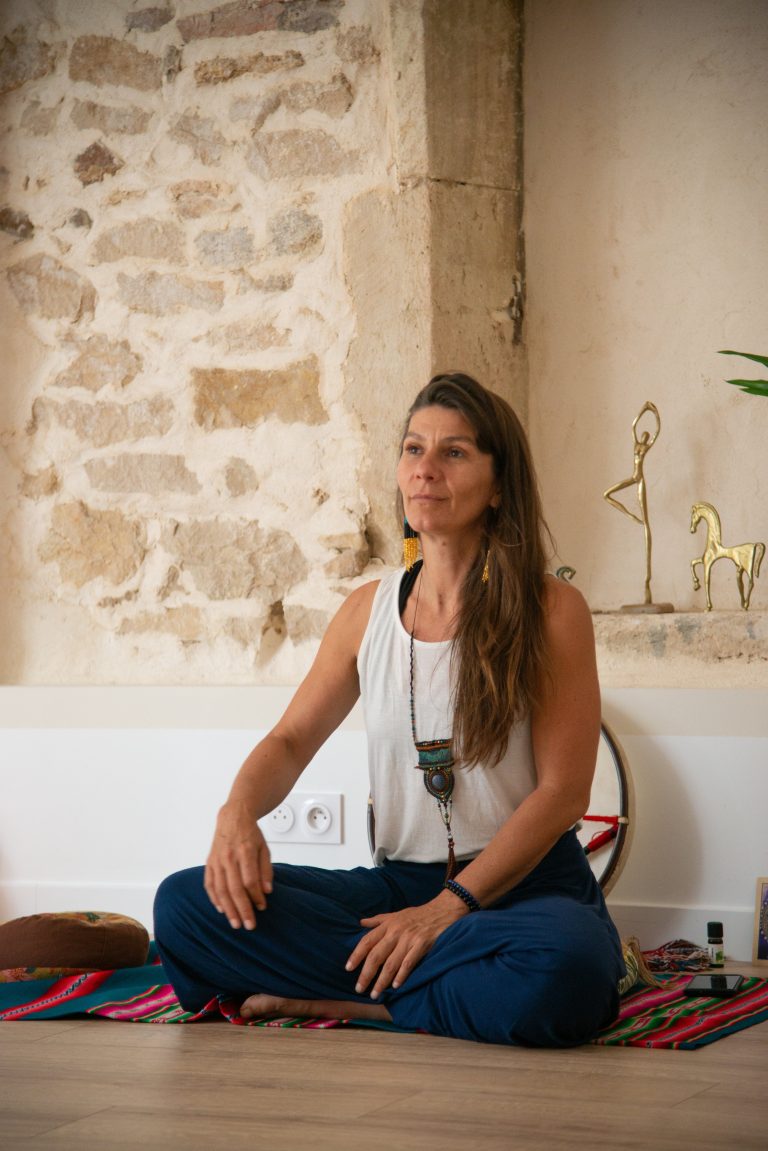 Coralie Ananda Bien etre _ therapeute constellations familiales yoga soins energetiques